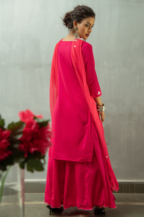 Model posing in pink dupatta online.