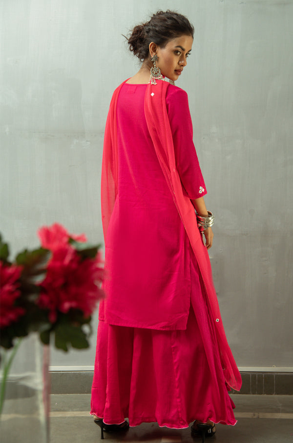 Model posing in pink dupatta online.