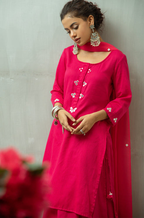 Model posing in pink dupatta online.