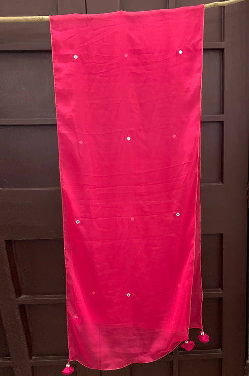 Model posing in pink dupatta online.