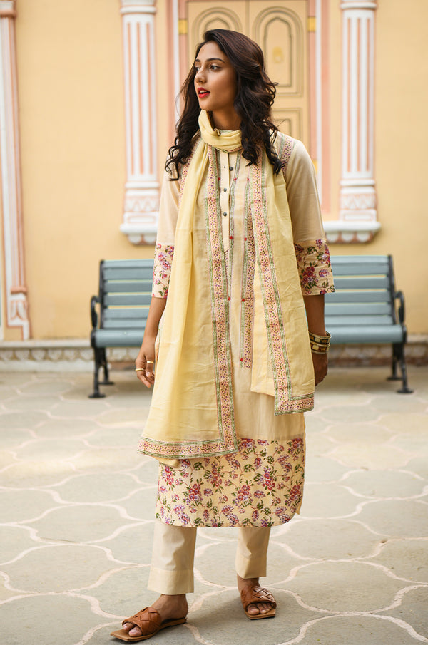 Image of model in a cotton dupatta.