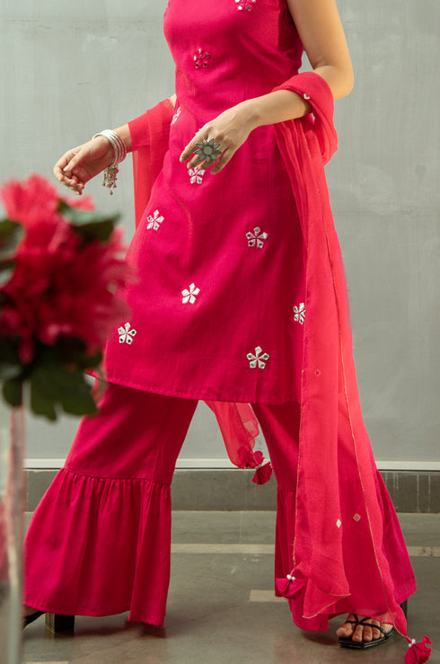 Model posing in pink dupatta online.