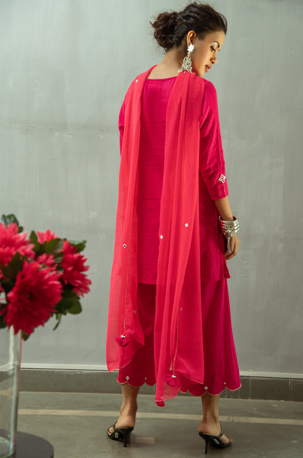 Model posing in pink dupatta online.